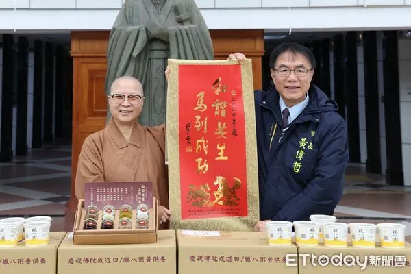 ▲佛光山南台別院住持滿舟法師親送臘八粥至台南市政府，與市長黃偉哲及市府員工分享佛陀成道日的祝福。（記者林東良翻攝，下同）
