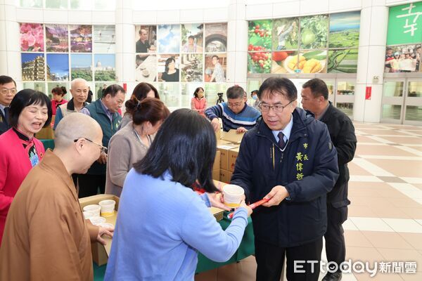 ▲佛光山南台別院住持滿舟法師親送臘八粥至台南市政府，與市長黃偉哲及市府員工分享佛陀成道日的祝福。（記者林東良翻攝，下同）