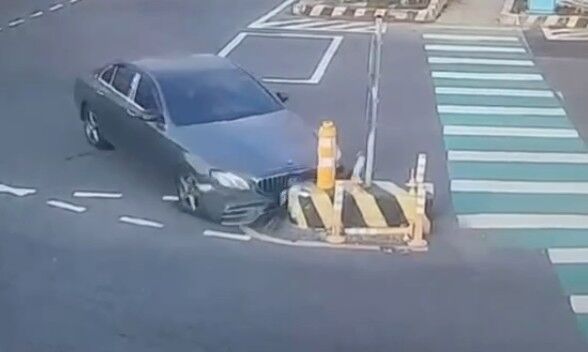 ▲和美鎮賓士女駕駛撞庇護島。（圖／民眾提供）