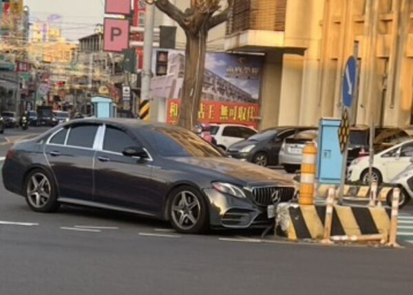 ▲和美鎮賓士女駕駛撞庇護島。（圖／民眾提供）