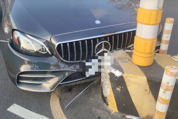 ▲和美鎮賓士女駕駛撞庇護島。（圖／民眾提供）