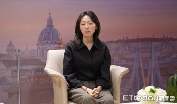 ▲▼專訪／CP感太強！高允貞超萌反應全是即興演出　導演甜笑就是洪班長。（圖／Netflix提供）