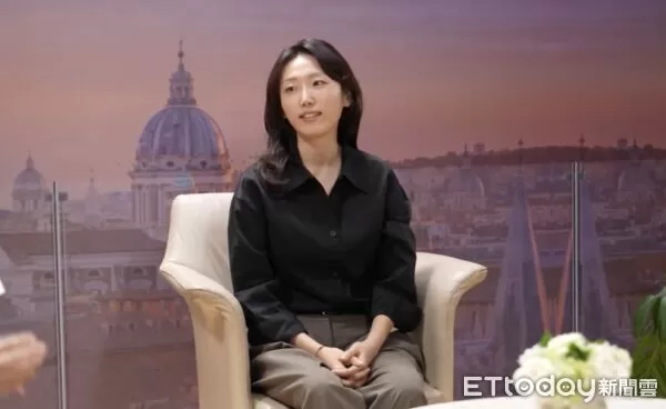 ▲▼專訪／CP感太強！高允貞超萌反應全是即興演出　導演甜笑就是洪班長。（圖／Netflix提供）