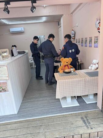 ▲孫生媽媽被警員帶走。（圖／張喬菲提供）