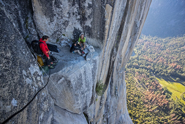 ▲▼紀錄片《赤手登峰》艾力克斯霍諾德攀登酋長岩。（圖／Disney+提供）