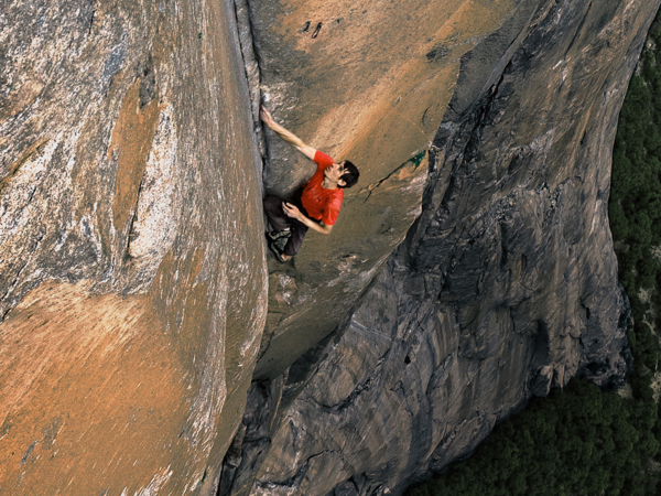 ▲▼紀錄片《赤手登峰》艾力克斯霍諾德攀登酋長岩。（圖／Disney+提供）