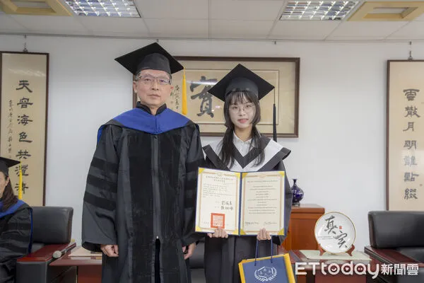 ▲嘉南藥理大學為職業安全衛生系學生史素娟舉辦微型畢業典禮，校長張翊峰（中）與師長合影祝賀，見證提前畢業重要時刻。（記者林東良翻攝，下同）