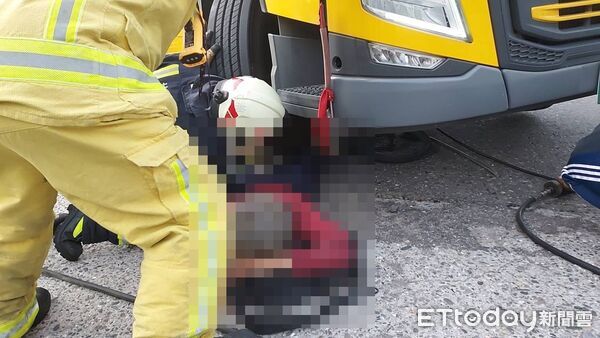 ▲基隆市七堵區明德三路26日下午發生車禍，一名傷著受困車底，肢體變形送醫。（圖／記者郭世賢翻攝）