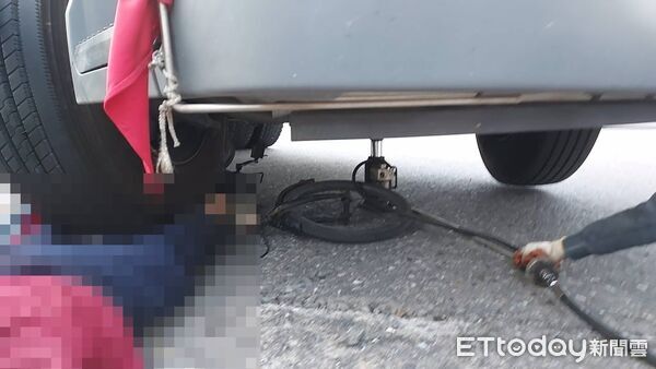 ▲基隆市七堵區明德三路26日下午發生車禍，一名傷著受困車底，肢體變形送醫。（圖／記者郭世賢翻攝）