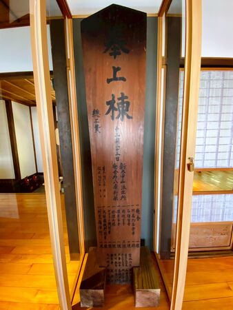 ▲▼陳列在原太平山俱樂部供遊客參觀的太平山檜木棟札。（圖／林保署宜蘭分署提供，下同）