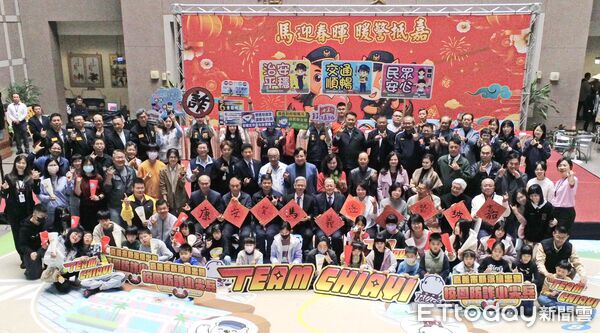 ▲▼   嘉市警新春揮毫 筆尖化身守護財產之盾    。（圖／記者翁伊森翻攝）