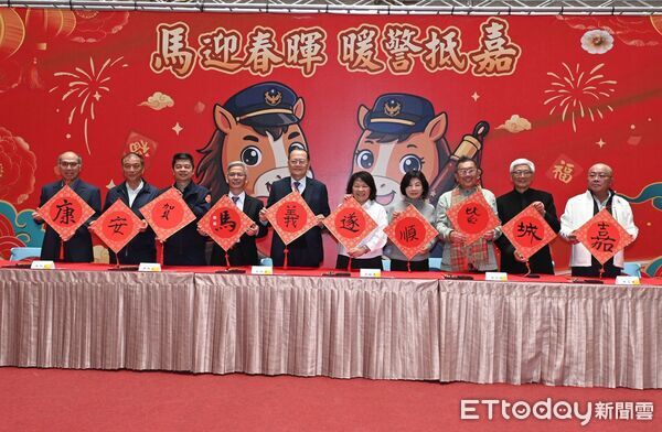 ▲▼   嘉市警新春揮毫 筆尖化身守護財產之盾    。（圖／記者翁伊森翻攝）