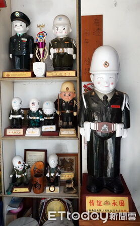 ▲台南市安南區後備憲兵永久聯絡中心內展示上百尊憲兵公仔與紀念文物，儼然一座迷你憲兵博物館。（圖／記者林東良翻攝，下同）