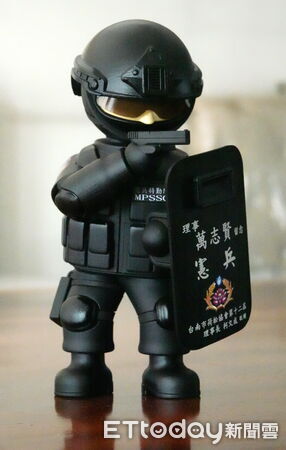 ▲台南市安南區後備憲兵永久聯絡中心內展示上百尊憲兵公仔與紀念文物，儼然一座迷你憲兵博物館。（圖／記者林東良翻攝，下同）