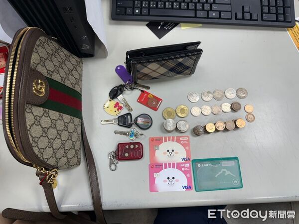 ▲▼警方搜出孫生媽媽竊取的精品包，內有現金、提款卡及鑰匙等物             。（圖／記者陳以昇翻攝）