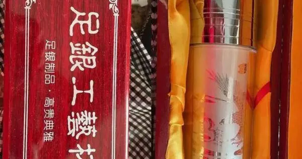 王女士三年前購鑽戒時獲贈足銀保溫杯，如今身價大幅上漲。（圖／翻攝自新快報新聞，下同）