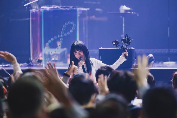 ▲▼ 白安走入觀眾席，與歌迷近距離互動。（圖／相信音樂提供）