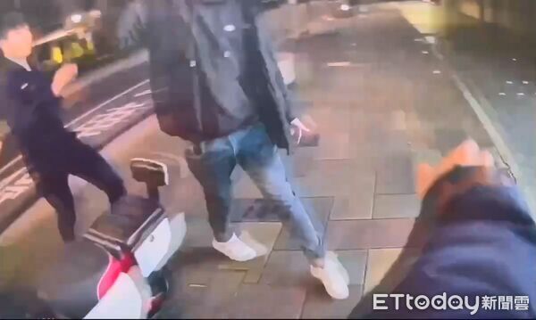 ▲信義區某KTV外25日凌晨發生聚眾鬥毆事件，警方到場維安逮捕動手醉漢。（圖／記者張君豪翻攝）