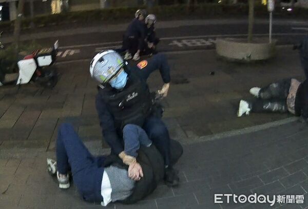 ▲信義區某KTV外25日凌晨發生聚眾鬥毆事件，警方到場維安逮捕動手醉漢。（圖／記者張君豪翻攝）