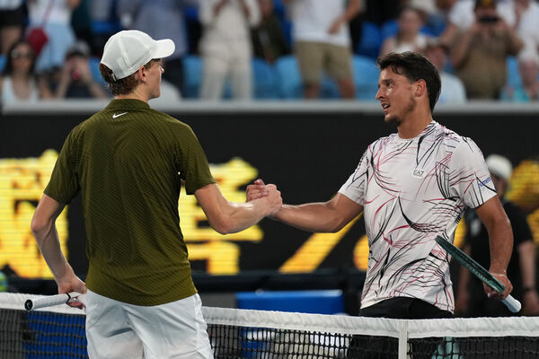 ▲辛納（左）橫掃義大利同胞達德里（右），闖進澳網男單8強。（圖／達志影像／美聯社）