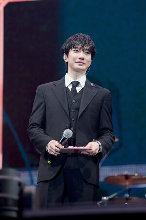 ▲▼FTISLAND李洪基打瘦瘦針鏟10kg！台上突暈眩「秒掏香蕉吃」。（圖／希林國際Chillin International提供）