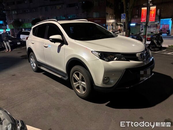 ▲▼新北台64線死亡車禍，醉男遭多元計程車運將丟包車道，被4車輾斃慘死。（圖／記者陸運陞翻攝）