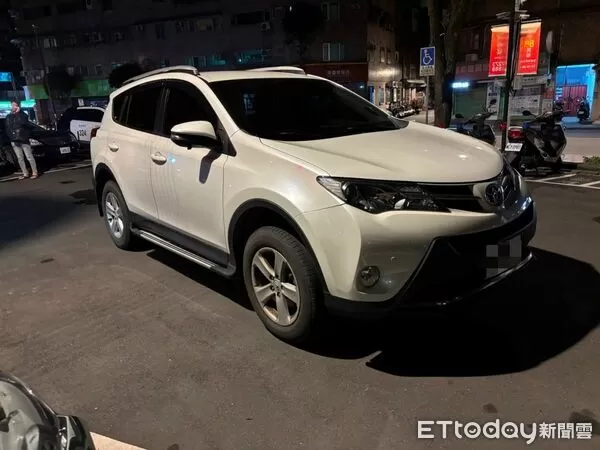 ▲▼新北台64線死亡車禍，醉男遭多元計程車運將丟包車道，被4車輾斃慘死。（圖／記者陸運陞翻攝）