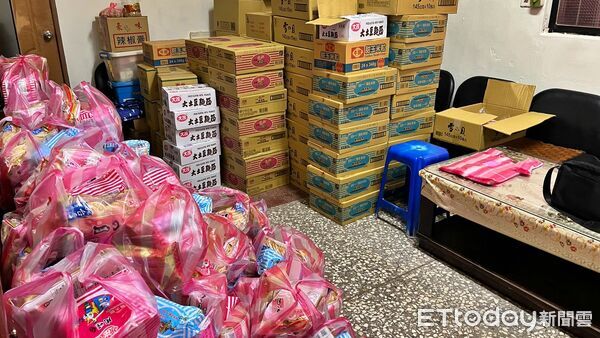 ▲基隆六堵代天府冬令救濟送暖。（圖／記者郭世賢翻攝）