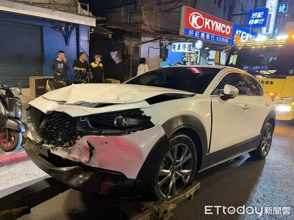 ▲26日晚間北市民權大橋西行方向發生4車追撞意外。（圖／記者張君豪翻攝）