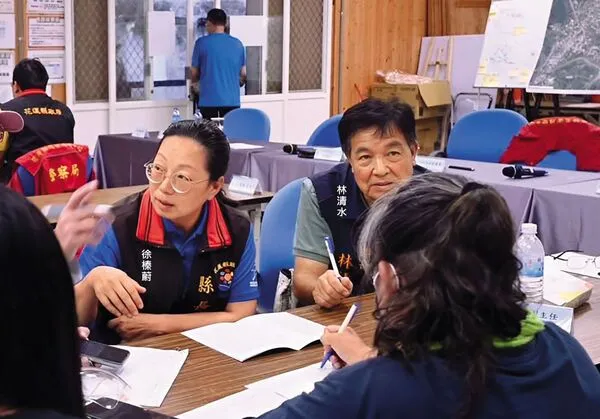 縣長徐榛蔚與光復長林清水肩負第一線撤離居民工作，如今面臨《災防法》究責。（翻攝徐榛蔚臉書）
