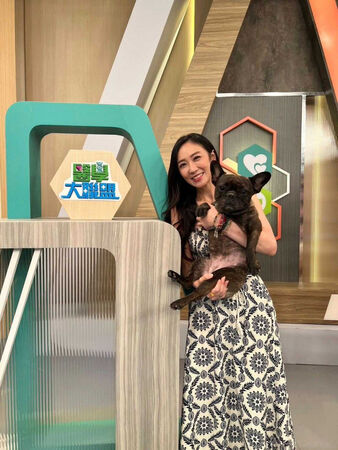 因骨盆腔問題，蔡允潔現在不易久站，工作時大受影響。（圖／翻攝自蔡允潔臉書）