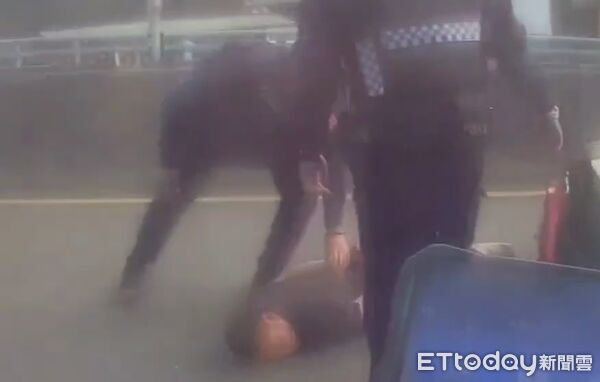 ▲嘉義男通緝犯拒不配合，警方強攔下他後破窗拉人並將其制伏。（圖／記者翁伊森翻攝）
