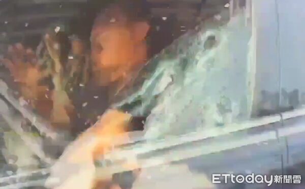 ▲嘉義男通緝犯拒不配合，警方強攔下他後破窗拉人並將其制伏。（圖／記者翁伊森翻攝）