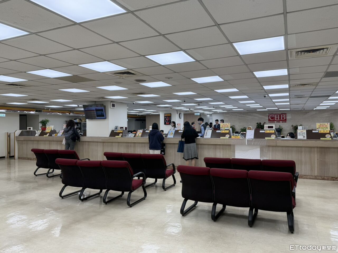 三立採訪車橫空插入 彰銀吉林分行現況曝光