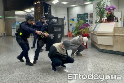 春節將至！草屯土地銀行、集集農會防搶演練　優勢警力迅速圍捕
