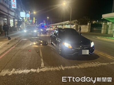 金門賓士停車禮讓行人遭追撞　機車騎士雙腳擦傷