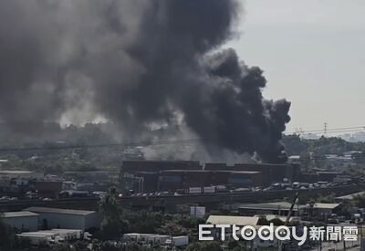 快訊／高雄資源回收廠火警！濃煙狂竄畫面曝　消防13車灌救中