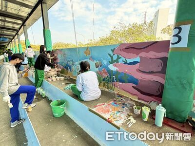 獼猴伴游！鼓山高中美術班20週年紀念　親繪泳池打造高雄新地標