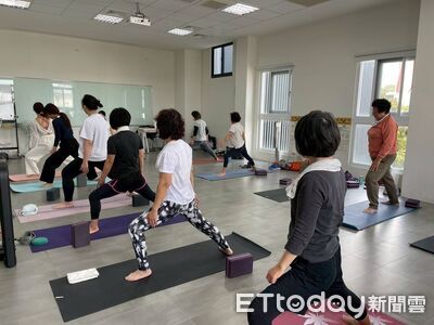過年鬆一下！旗山勞工大學瑜珈專班「在地開課」　名師舒壓新選擇
