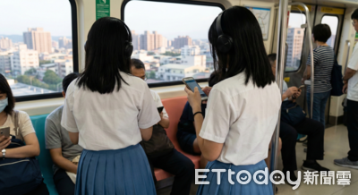 高二妹天天滑短影音「2年飆800度」　眼球像「過度吹大的氣球」