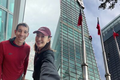 霍諾德「穿紅衣爬台北101」幕後有故事！　賈永婕曝過程：莫名好笑