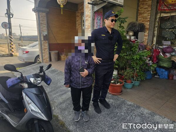 ▲東港警方陪同謝婦找到手機。（圖／記者陳崑福翻攝）