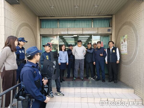 ▲集集、草屯「警匪對決」上演防搶演練保平安。（圖／記者高堂堯翻攝）