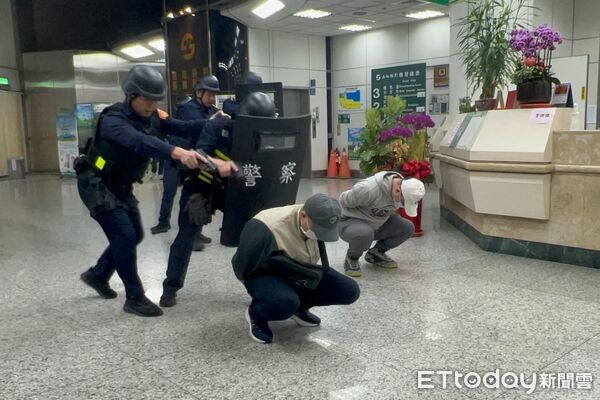 ▲草屯「警匪對決」上演防搶演練。（圖／記者高堂堯翻攝，下同）