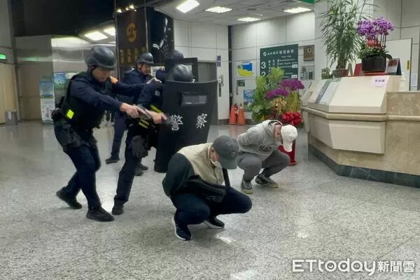 ▲草屯「警匪對決」上演防搶演練。（圖／記者高堂堯翻攝，下同）