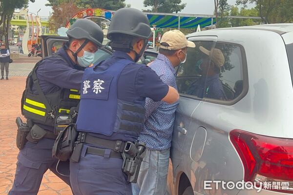 ▲集集、草屯「警匪對決」上演防搶演練保平安。（圖／記者高堂堯翻攝）