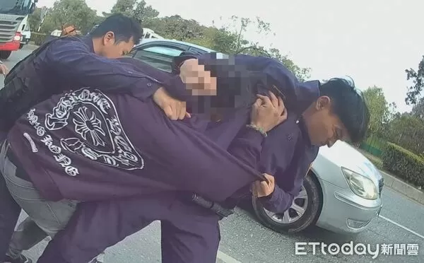 ▲▼            花蓮男偷開母親的轎車，警方到場圍捕還持刀揮舞拒捕 。（圖／記者王兆麟翻攝，下同）