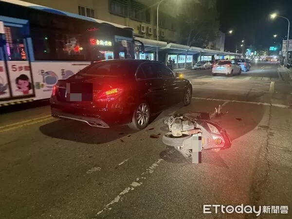 ▲▼金門金城鎮發生停車禮讓行人遭後方機車追撞車禍事故。（圖／金門縣警察局金城分局提供）