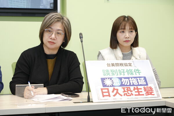 ▲▼民進黨立院黨團於黨團記者室召開「軍購關稅缺一不可 朝野攜手國泰民安」記者會，幹事長鍾佳濱、副幹事長沈伯洋、書記長陳培瑜、立委范雲、張雅琳出席。（圖／記者湯興漢攝）