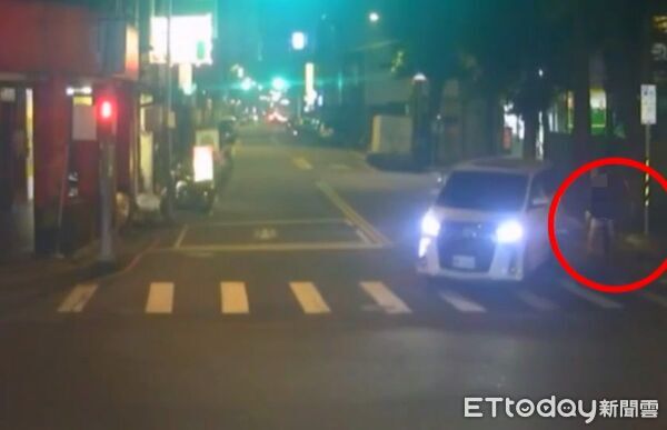 ▲▼  板橋暗夜大亂鬥！89嫌單車太慢 脫衣亮刀爆衝突           。（圖／記者陳以昇翻攝）